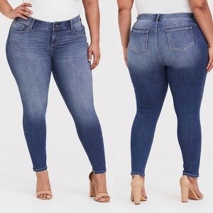 Torrid bombshell skinny medium wash stretched jeans. Size 18.